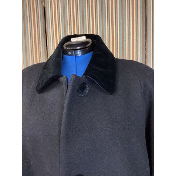 Classic Black Wool Blend Coat with Contrast Collar Professional Winter Outerwear - Picture 3 of 6